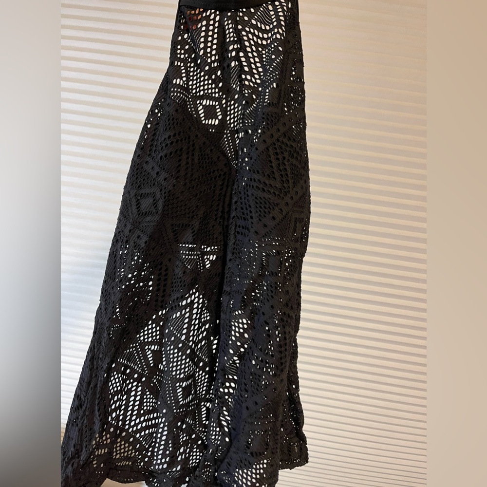 Black ranking top with cute details. Adjustable straps (S)